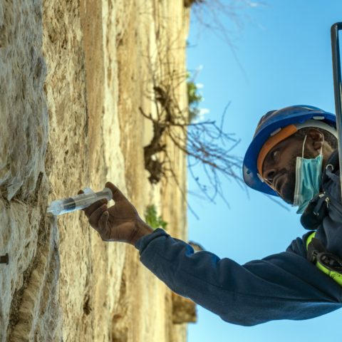 מזריקים לאבני הכותל חומר לשמירת חוסנו - צילום: יניב ברמן