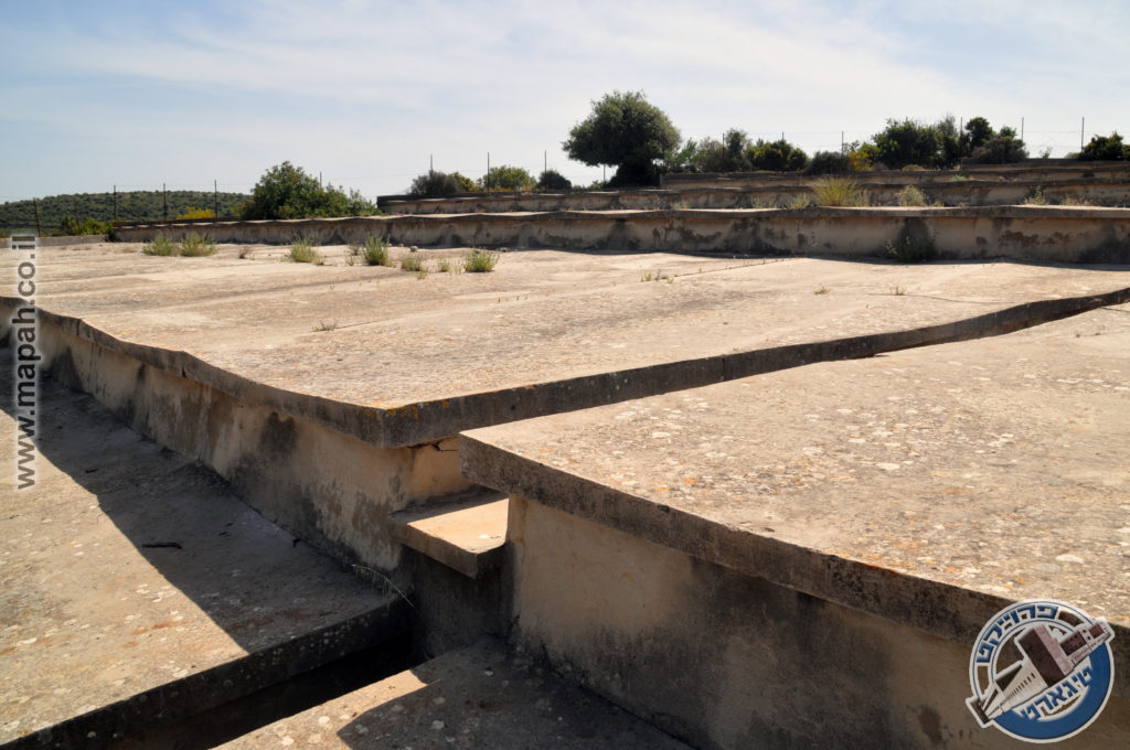 דוגמה למדרגה ומעליה משטחי הבטון לאגירת מי גשמים - צילום: אפי אליאן