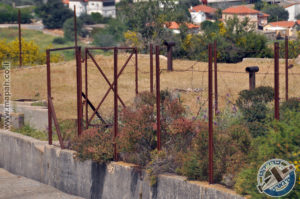 גדר התיל המקורית ושער הברזל בכניסה למתקן אספקת המים הבריטי בהר אגר - צילום: אפי אליאן