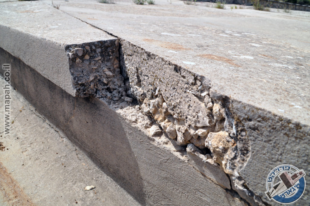 חתך של משטח הבטון בצמוד לתעלת הניקוז - צילום: אפי אליאן
