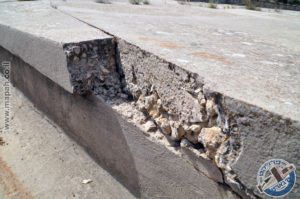 חתך של משטח הבטון בצמוד לתעלת הניקוז - צילום: אפי אליאן