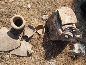 כלים עתיקים שניזוקו בשל ההרס של שודדי העתיקות - צילום: איתן קליין