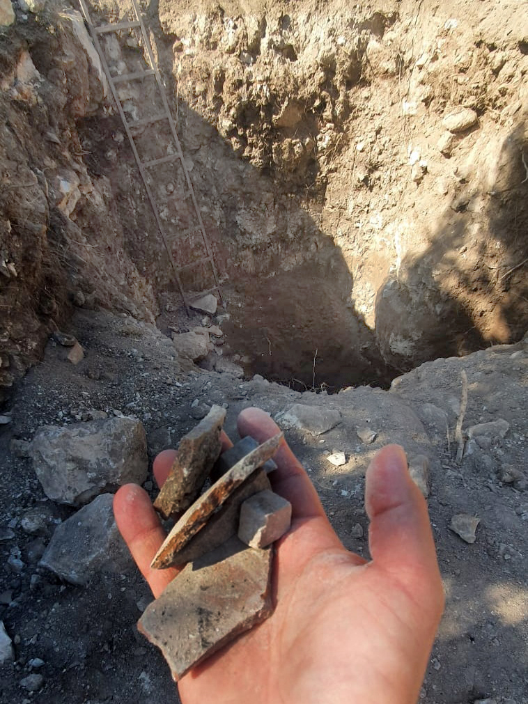 כלים עתיקים שניזוקו בשל ההרס של שודדי העתיקות - צילום: איתן קליין