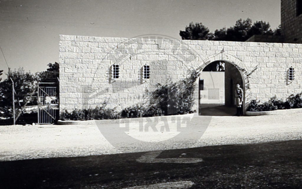 משטרת קרית אלעינב (אבו גוש) עם סיום בנייתה בשנת 1941 - מקור צילום: ארכיון אוטו הופמן