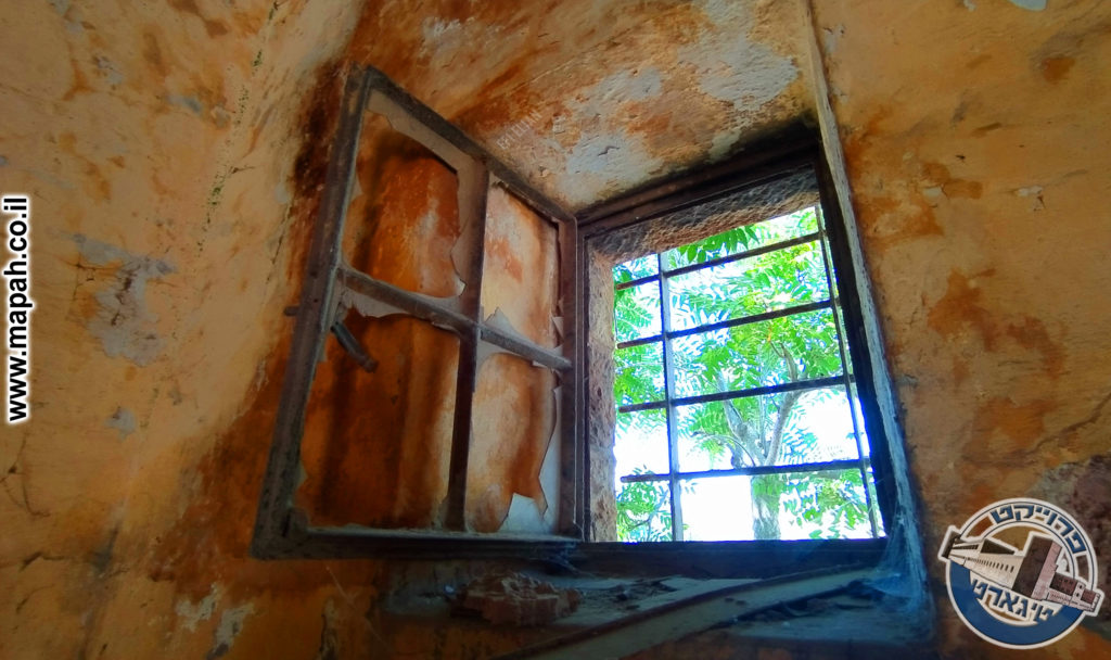 חלון מקורי לקיר החיצוני של האורווה הראשונה עם סורג אותנטי - צילום: אפי אליאן
