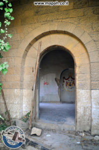 דלת הכניסה הראשית לבניין הסראייה - משטרת אבו גוש - צילום: מורן יונה אליאן