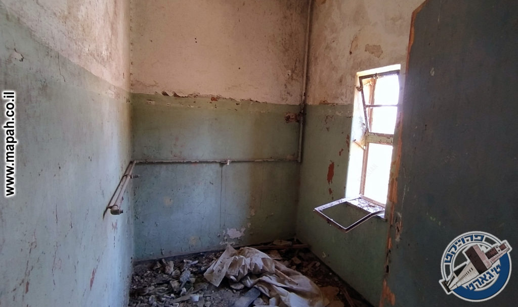 חדר האמבטיה בקומה השניה של הבלוק הראשי של משטרת אבו גוש - צילום: אפי אליאן
