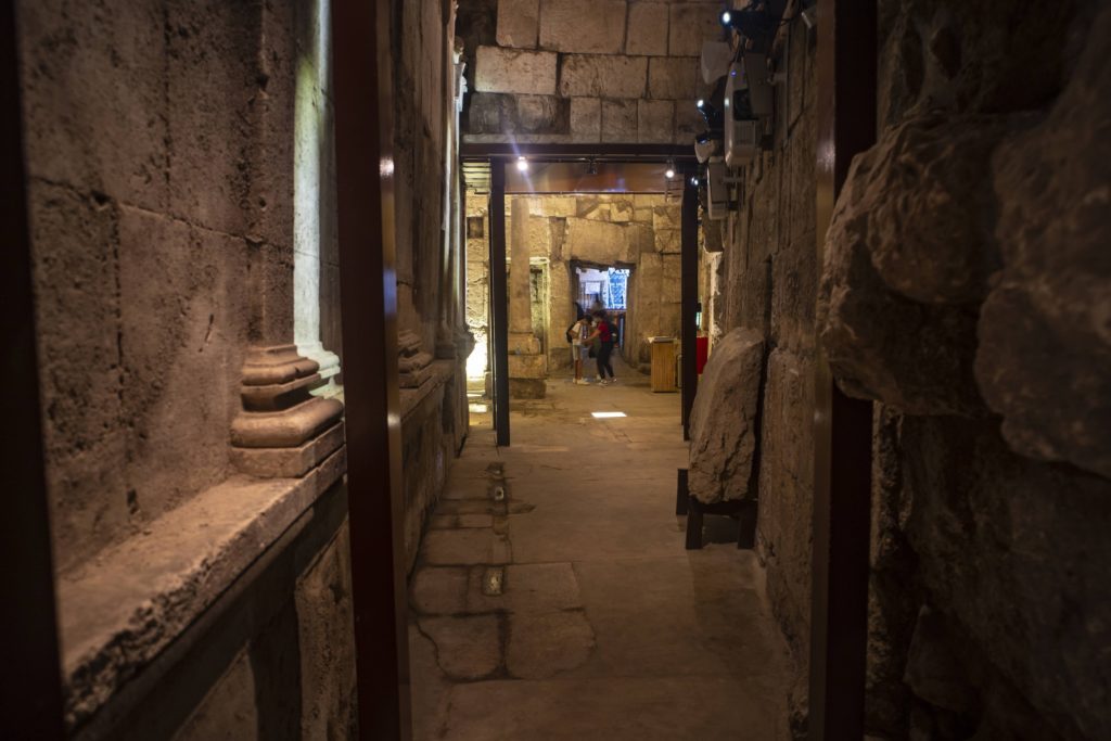 שרידי המבנה המפואר מלפני 2000 שנה שנחשפו ויוצגו לציבור - צילום: יניב ברמן 