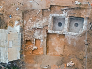 מבט אווירי על הגת בחפירה הארכיאולוגית של רשות העתיקות ברמת השרון. צילום אסף פרץ