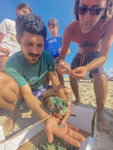יותם דהאן עם גוש המטבעות העתיקים מחוף הבונים - אופיר חיאט