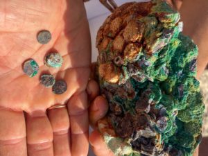 גוש מטבעות שנמצא בחוף הבונים - צילום: אופיר חייט