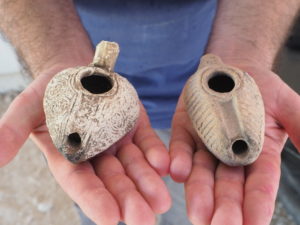 נרות חרס למאור שנמצאו בחפירה. צילום אסף פרץ