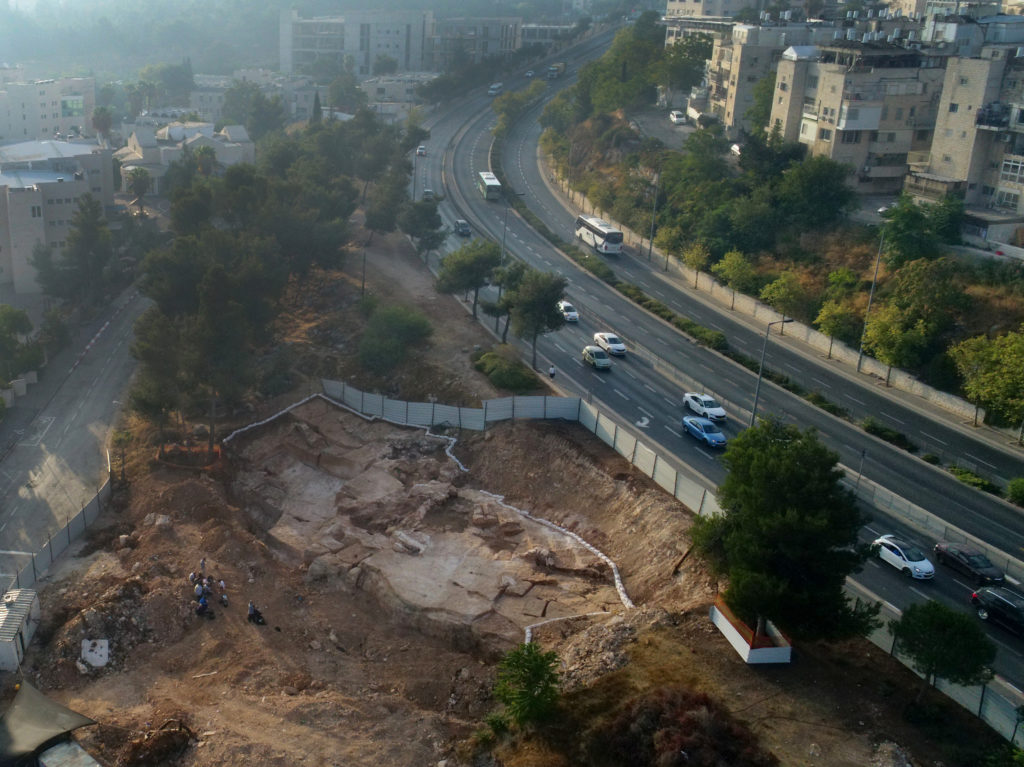 מחצבה קדומה בלב איזור התעשיה הר חוצבים ירושלים - צילום: שי הלוי