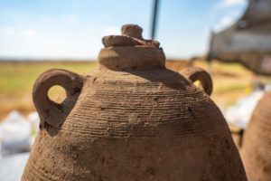 קנקן ועליו מכסה שנחשפו בחפירה. צילום יניב ברמן