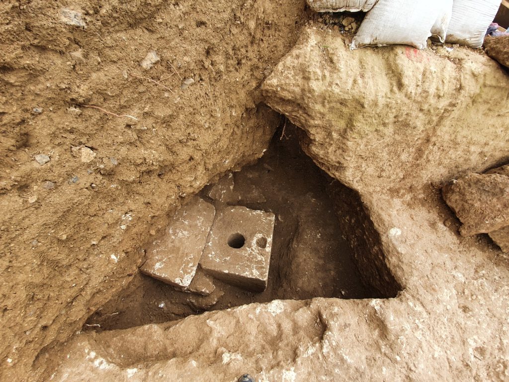 אסלת האבן שהתגלתה. שימשה את אחד מנכבדי העיר לפני 2700 שנה. צילום - יולי שוורץ - רשות העתיקות