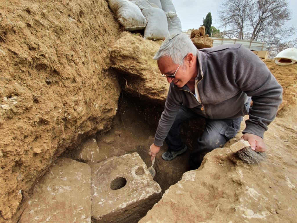 ארכאולוג רשות העתיקות יעקב ביליג ליד הממצא.  צילום - יולי שוורץ 