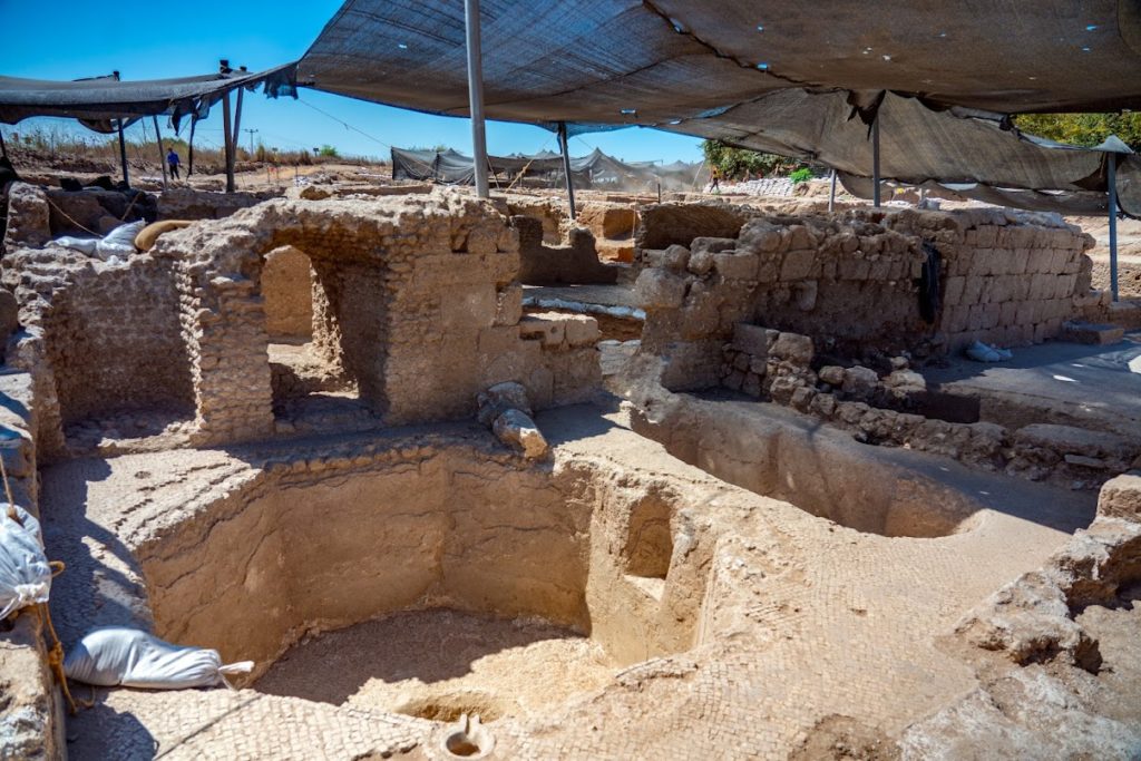 בורות לאיסוף היין שצורתם מתומנת. צילום יניב ברמן 