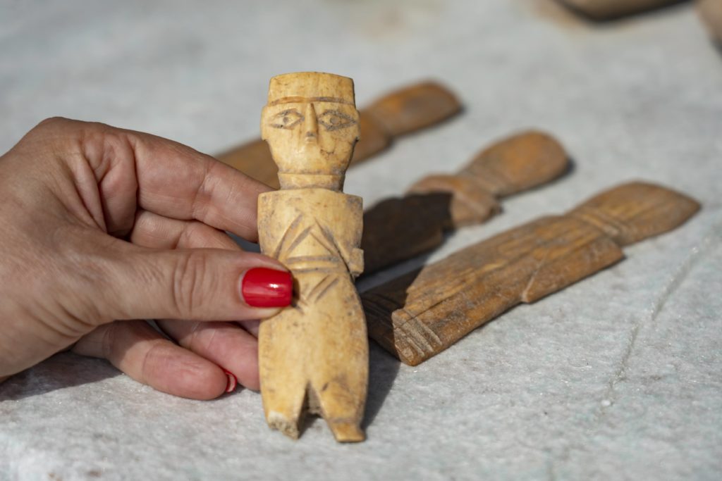 בובות מהתקופה העבאסית שנתבלו בחפירה. צילום יניב ברמן רשות העתיקות