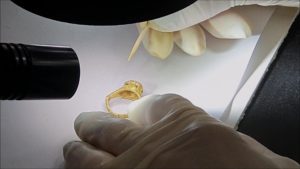 טיפול שימורי לטבעת מיבנה במעבדות רשות העתיקות. צילום-אילן נאור רשות העתיקות