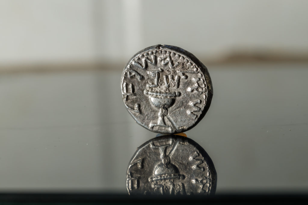 מטבע הכסף ועליו גביע עם הכיתוב: "שקל ישראל" והאותיות: ש"ב  (שנה ב' למרד). צילום: אליהו ינאי
