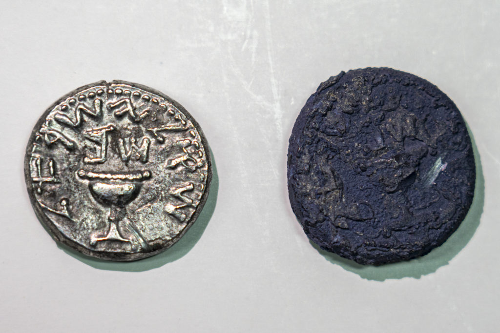 מטבע הכסף לצד מטבע מפוחם שנשרף בחורבן ירושלים.. צילום - יניב ברמן