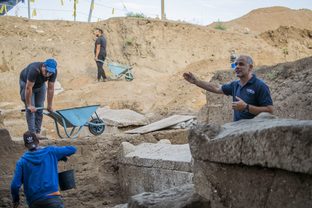 .מנהל החפירה פבלו בצר ליד ארונות קבורה מימי הסנהדרין.צילום יולי שוורץ
