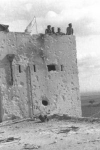 מלחמת העצמאות. בצילום, חיילים ישראלים שומרים בתחנת המשטרה עירק סוידן ליד קיבוץ נגבה, לאחר כניעתה לידי הכוחות הישראלים. -צילום: הוגו מנדלסון - ארכיון לע"מ