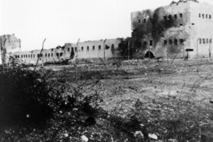 "חור גדול נפער בקיר המשטרה" - בניין המשטרה לאחר הפריצה - צילום באדיבות ארכיון הפלמ"ח