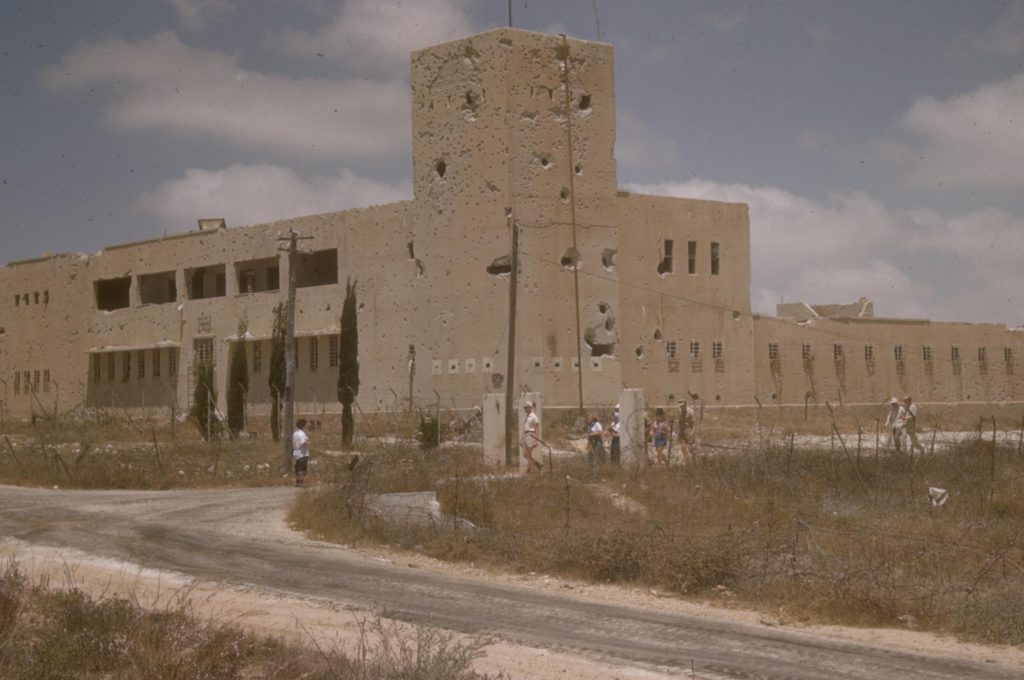 מבקרים בהריסות תחנת המשטרה עיראק סוידן, אשר נפלה בידיי צה"ל במלחמת העצמאות, בשנת 1948. - צילום באדיבות לע"מ KATCOFF SEYMOUR