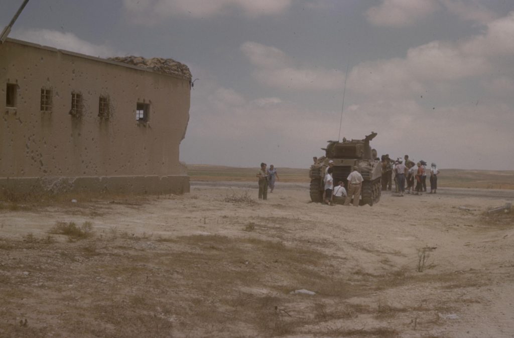 מבקרים בהריסות תחנת המשטרה עיראק סוידן, אשר נפלה בידיי צה"ל במלחמת העצמאות, בשנת 1948. - צילום באדיבות לע"מ KATCOFF SEYMOUR