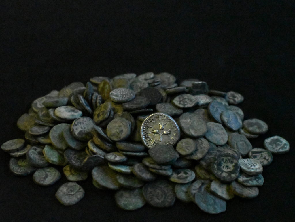 חלק מהמטבעות שנתפסו אצל סוחר העתיקות הבלתי חוקי. במרכז התמונה שקל כסף קדום