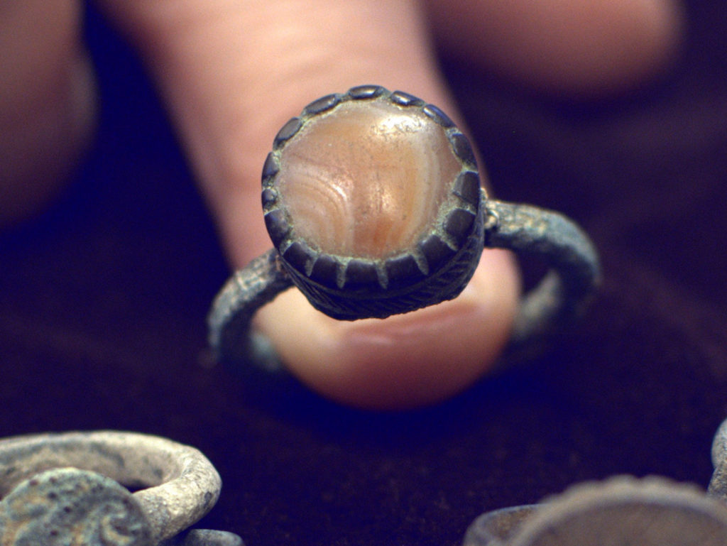 טבעת עתיקה עם שיבוץ אבן. צילום יולי שוורץ רשות העתיקות