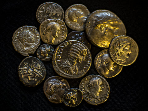 חלק מהמטבעות שנתפסו אצל סוחר העתיקות הבלתי חוקי - צילום: יולי שוורץ
