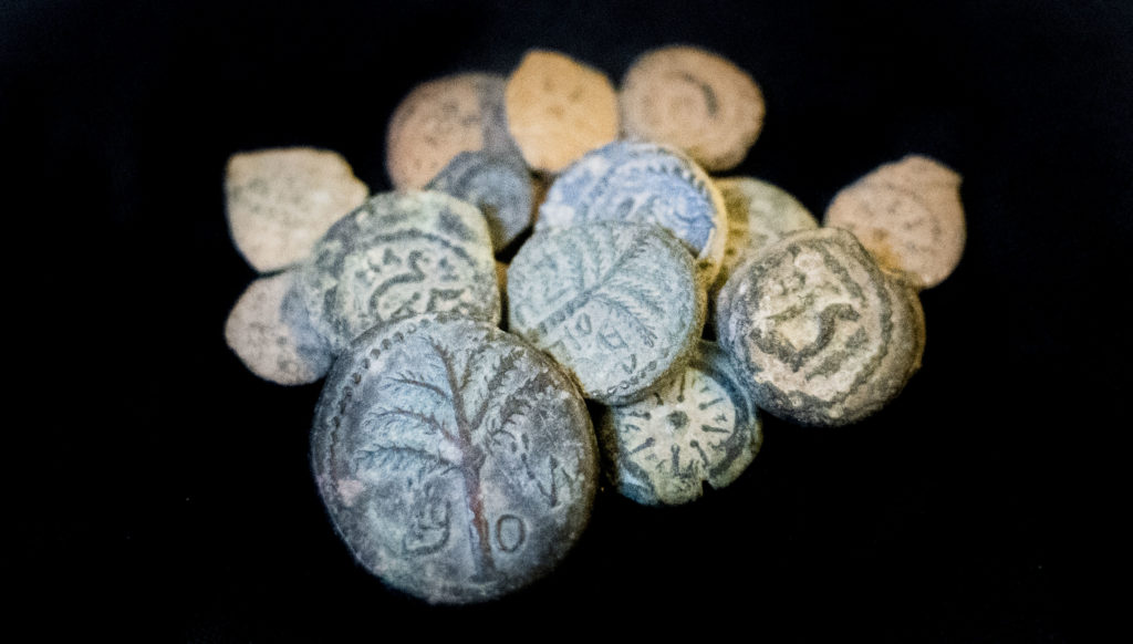 מטבעות עתיקים. בחזית התמונה מטבע שמעון מימי מרד בר כוכבא.צילום יולי שוורץ