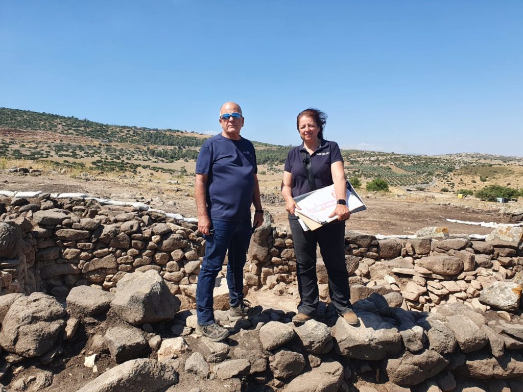 מנהלת החפירה דר אמאני אבו חמיד ואלי אסקוזידו מנהל רשות העתיקות באתר - צילום: מירי בר