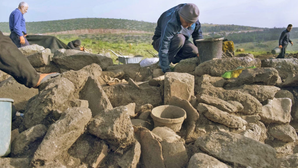 חפירות רשות העתיקות באתר. צילום אמיל אלג'ם