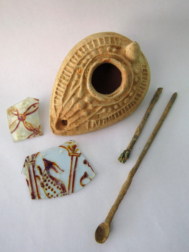 פריטים מהתקופה המוסלמית הקדומה שנחשפו בחפירה. צילום-יסמין אורבך