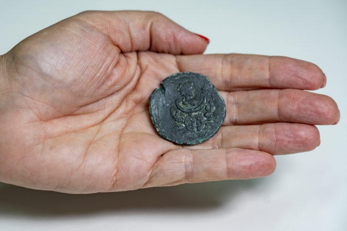 המטבע הנושא את דמותה של לונה, אלת הירח. מתחתיה מופיע סימן מזל סרטן. צילום: יניב ברמן