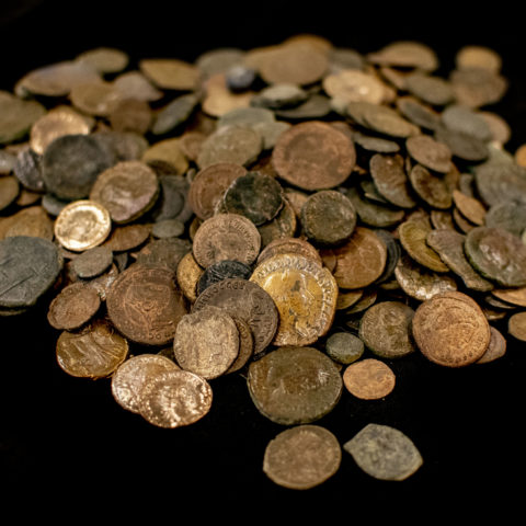 אלפי מטבעות עתיקים נתפסו בבית בעפולה. צילוים יולי שוורץ רשות העתיקות