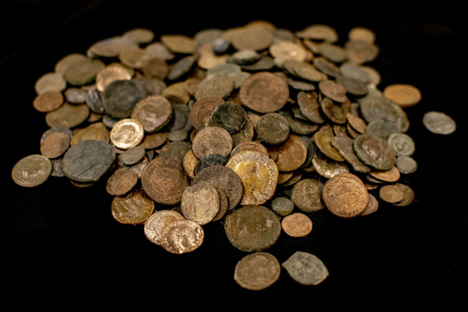 אלפי מטבעות עתיקים נתפסו בבית בעפולה. צילוים יולי שוורץ רשות העתיקות