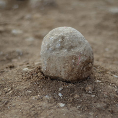 אתר החפירה במגרש הרוסים. על הרצפה ניתן לראות את אבני הקלע, עדות מוחשית לקרב שהשתרר כאן לפני 2000 שנה. צילום: יולי שוורץ