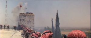 צילום מסך מתוך הסרט - הטל צל ענק - Cast a Giant Shadow 1966 - בו נראים לוחמים ערבים על גג המצודה