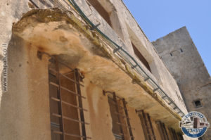 סימני פגיעות הירי הרבות על הבלוק הראשי - מצודת יואב - צילום: אפי אליאן