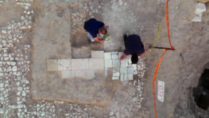 התגלה אולם שיש מרוצף שיש ואבן. צילום אמיל אלגם