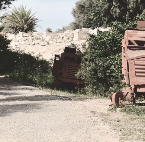 חלק מכלי הרכב המשוריינים הניצבים באנדרטת שיירת יחיעם - צילום: אפי אליאן