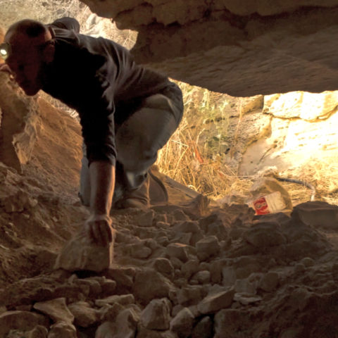 פתח המערה בחורבת מארבים. צילום אמיל אלג'ם