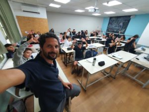 גלעד שטרן, רכז ההדרכה של רשות העתיקות, עם תלמידי כיתה ח בחטיבת רבין באזור. צילום גלעד שטרן