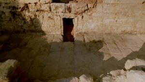 חזית מערת הקבורה שחשפה בחפירות. בניגוד למערות החצובות, החצר נבנתה מאבני גזית, דבר המעיד על חשיבותה ופארה. צילום אמיל אלג'ם