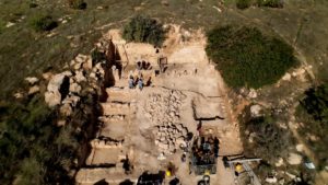 העבודות בחצר מערת הקבורה שנחשפה בשפלת יהודה. צילום אמיל אלג'ם