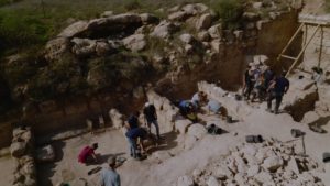 העבודות בחצר מערת הקבורה שנחשפה בשפלת יהודה. צילום אמיל אלג'ם